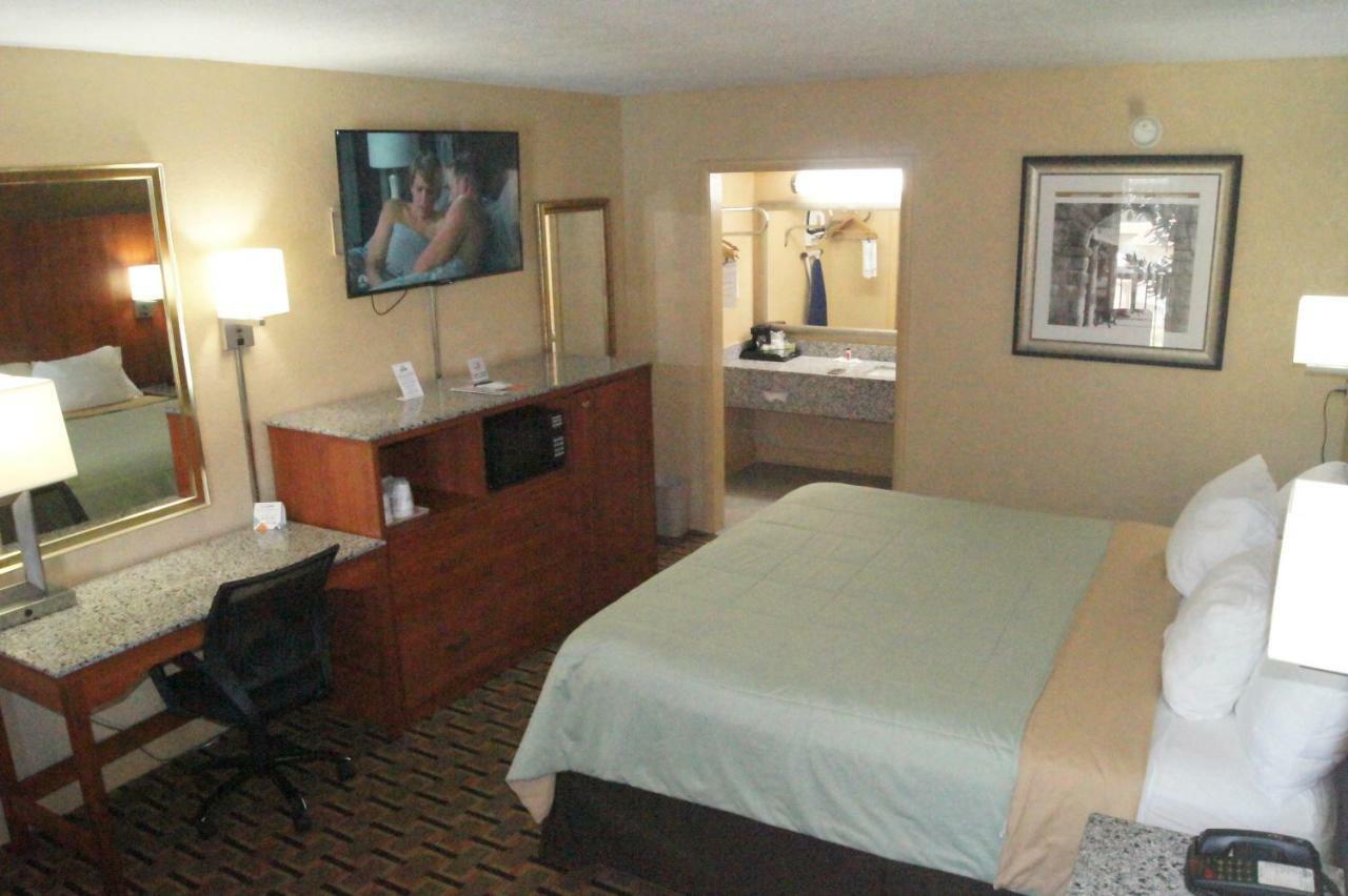 Days Inn By Wyndham Durham/Near Duke University Εξωτερικό φωτογραφία